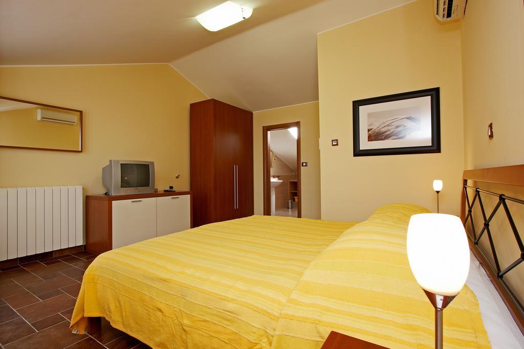 Guesthouse "Barboska" - Big Outdoor Swimming Pool & Private Tennis Court Vodnjan Δωμάτιο φωτογραφία